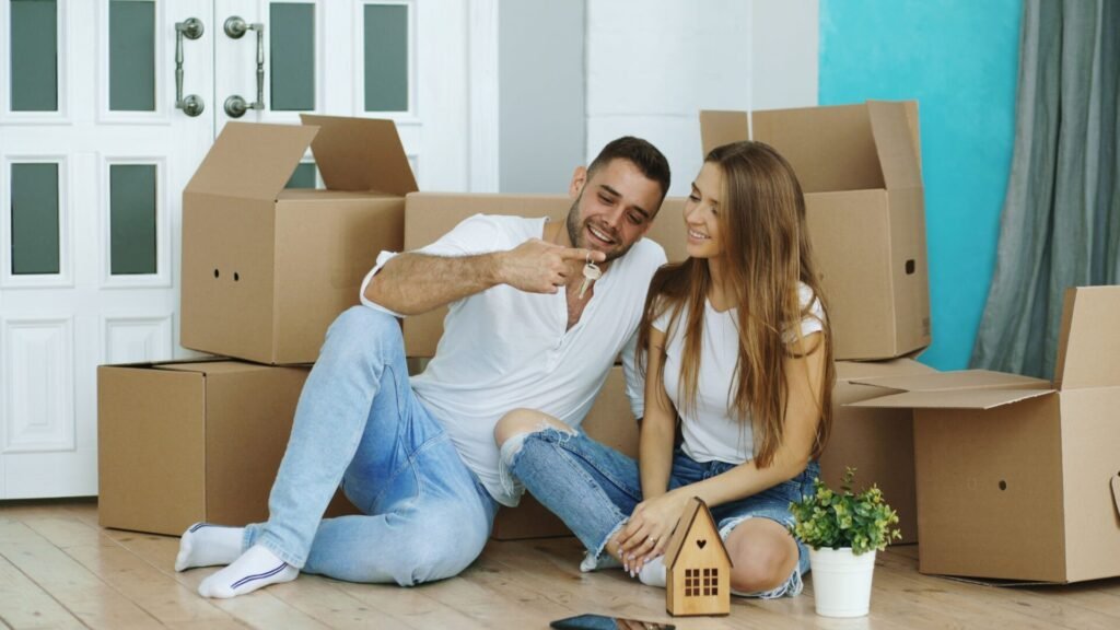 Jeune couple avec les clés de son nouveau logement pour illustrer le prêt à taux zéro PTZ en 2026.